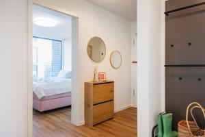 Postel nebo postele na pokoji v ubytování Hygge – Familienfreundliche Ferienwohnung mit Garten & Meerblick