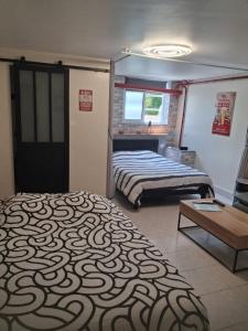 Posteľ alebo postele v izbe v ubytovaní Appartement au calme proche d'un petit bois dans quimper