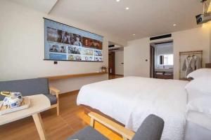 Mountain and Bamboo Holiday Homestay Zhangjiajie Forest Park Branch客房内的一张或多张床位