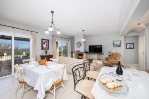 Μια τηλεόραση ή/και κέντρο ψυχαγωγίας στο Villa Chloe
