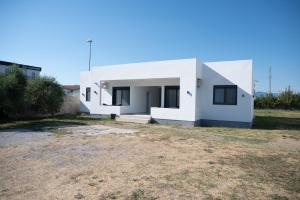 a white house with a yard in front of it at Odore di mare in Ulcinj