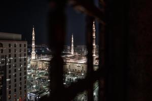- une vue sur une ville la nuit avec des mosquées dans l'établissement جناح خاص في أجنحة طيبة مكارم, à Médine