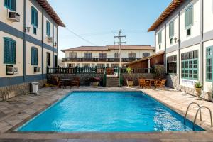 a swimming pool in the courtyard of a building at Flat 208-A Vista Mar com Piscina in Cabo Frio