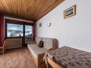 pokój z łóżkiem, kanapą i oknem w obiekcie Charmant T3 lumineux avec balcon à Tignes Le Lac, proche pistes et commerces - FR-1-502-442 w mieście Tignes
