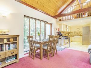 a kitchen and dining room with a table and chairs at Cedar Barn - Ukc5406 in Banham