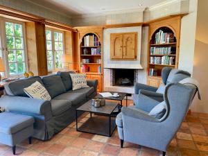 a living room with a couch and two chairs at Sylt Glück in Morsum