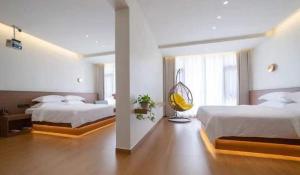 Mountain and Bamboo Holiday Homestay Zhangjiajie Forest Park Branch客房内的一张或多张床位