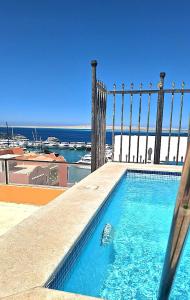 Πισίνα στο ή κοντά στο CENTRIC FEMALE-ONLY SOFA BED & FREE ROOFTOP POOl