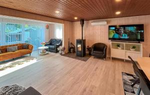 Μια τηλεόραση ή/και κέντρο ψυχαγωγίας στο Stunning Home In Storvorde With Wifi