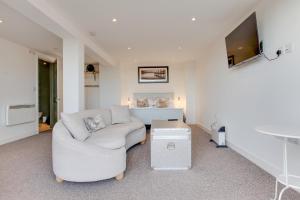 Μια τηλεόραση ή/και κέντρο ψυχαγωγίας στο Studio Lodge with parking - Stansted airport