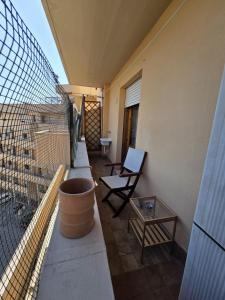 a balcony with a fence and a table and chairs at Nuovo Alloggio Cisanello in Pisa