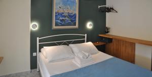 A bed or beds in a room at Agapi Apartments