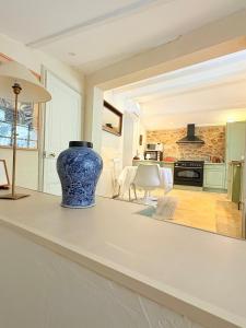 eine blaue Vase auf einer Theke in einer Küche in der Unterkunft Les jardins de Montbazin in Montbazin