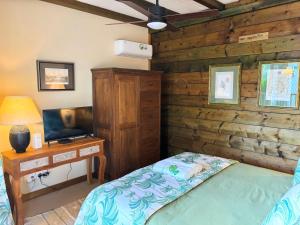 Una cama o camas en una habitación de Chamarel Mountain chalets