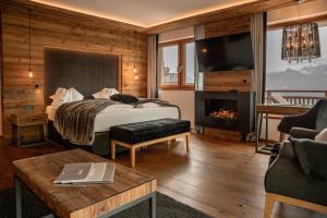 ein Hotelzimmer mit Bett und Kamin in der Unterkunft Panoramahotel Watles in Mals im Vinschgau