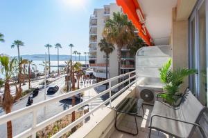 einen Balkon mit Blick auf den Strand und die Palmen in der Unterkunft A16 - 2BDR Sea View - City Center - Parking & Terrace in Antibes