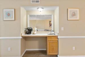 un baño con lavabo y espejo en PierView 308, en Nags Head