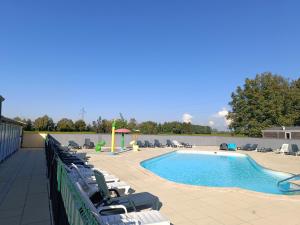 a pool with chaise lounge chairs and a swimming pool at Le Guiness proche Europa Park et Rulantica in Boofzheim