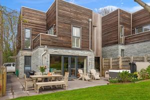 a house with a patio with a table and chairs at House 5 in Looe