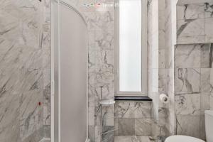 ein Badezimmer mit Dusche und Toilette und einem Fenster in der Unterkunft La Casa delle Volte, Terre Marine in La Spezia + 5 Fotos