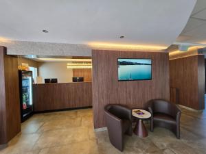 Televízia a/alebo spoločenská miestnosť v ubytovaní Canada Hotel Budapest