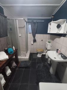 Ένα μπάνιο στο Karoo Refresh Cheerful 2 Bedroom House