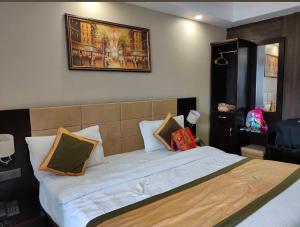 巴德里纳特Neem guest house的一间卧室，有一张大床，上面有枕头