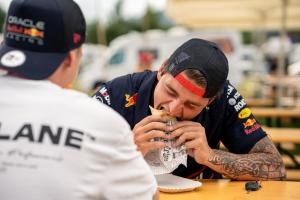 un hombre comiendo comida en una mesa con otro hombre en Schitterhof CAMPING WEISS, en Spielberg 53 fotos más