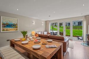 ルーにあるHouse 7の木製のテーブルとソファのあるリビングルーム