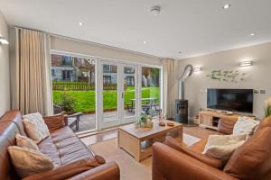 ルーにあるHouse 7のリビングルーム(ソファ2台、テレビ付)