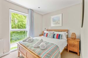 ルーにあるHouse 7のタオルが敷かれたベッドのある寝室 +40枚の写真