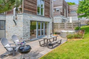 ルーにあるHouse 7のパティオ(椅子2脚、テーブル、グリル付)