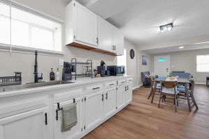 A cozinha ou cozinha compacta de Modern 3BR Near Downtown & Casino, Pet-friendly, Fast Wi-Fi, Laundry