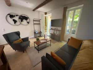 salon z kanapą, krzesłami i stołem w obiekcie Le mas des glycines w mieście Salon-de-Provence