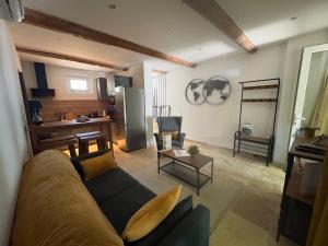 salon z kanapą i kuchnią w obiekcie Le mas des glycines w mieście Salon-de-Provence