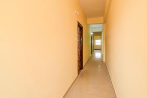 un couloir aux murs orange et un long couloir dans l'établissement Townhouse VSK group of hotels, à Hyderabad