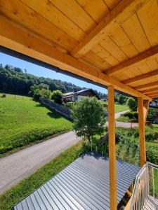 a wooden pergola with a view of a field at Ferienwohnung Traisen Has in Traisen
