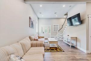 a living room with a couch and a tv at Beechwoods Mountain Living in Intervale