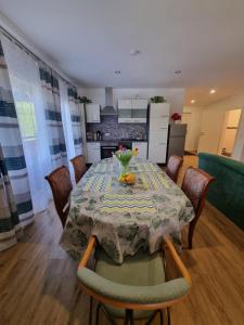 a dining room with a table and a kitchen at Ferienwohnung Traisen Has in Traisen