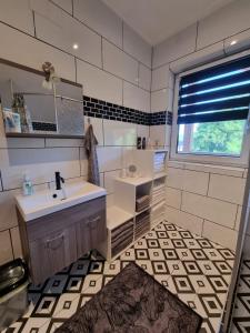 a bathroom with a sink and a window at Ferienwohnung Traisen Has in Traisen