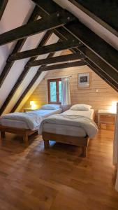 Zimmer im Dachgeschoss mit 3 Betten in der Unterkunft Chalets de vacances Castelwood in Biron