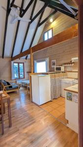 eine Küche und ein Wohnzimmer in einer Hütte in der Unterkunft Chalets de vacances Castelwood in Biron