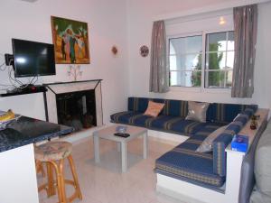 ゲンナジーにあるGennadi Sea Maridina Villaのリビングルーム(ソファ、暖炉付)