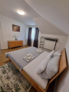 a bedroom with a large bed with white sheets and pillows at Ferienwohnung Traisen Has in Traisen
