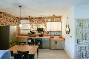 una piccola cucina con tavolo e una sala da pranzo di Flat village Saint-Paul-de-Vence 4P a Saint-Paul-de-Vence Altre 5 foto