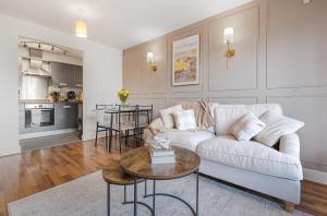 Η κουζίνα ή μικρή κουζίνα στο Luxury 2BR Near Bham Central, Parking, Desk & Coffee