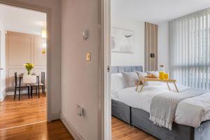 Ένα ή περισσότερα κρεβάτια σε δωμάτιο στο Luxury 2BR Near Bham Central, Parking, Desk & Coffee