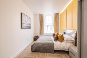 a bedroom with a bed and a window at Luxury City Centre Apartment With Free Gym By The Pocklington - The Bradgate Suite in Leicester