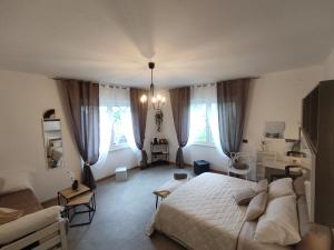 Un dormitorio con una cama y un sofá y ventanas. en Tirano Express luxury Apartment, en Tirano