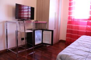 Camera con TV su supporto e sedia di B&B le Pleiadi Aeroporto Fiumicino a Fiumicino Altre 35 foto